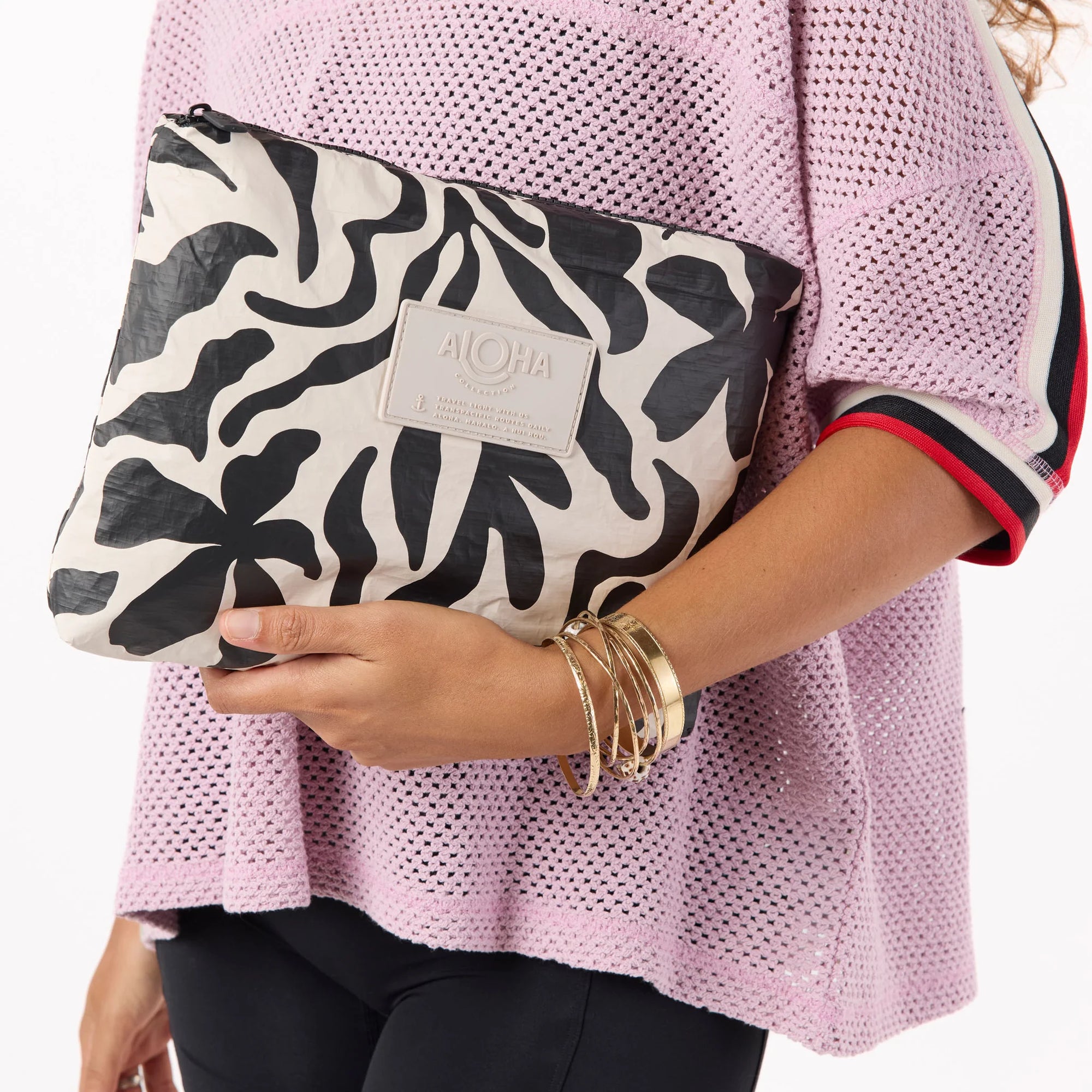 Mid Float Pouch in Black/Sandstone